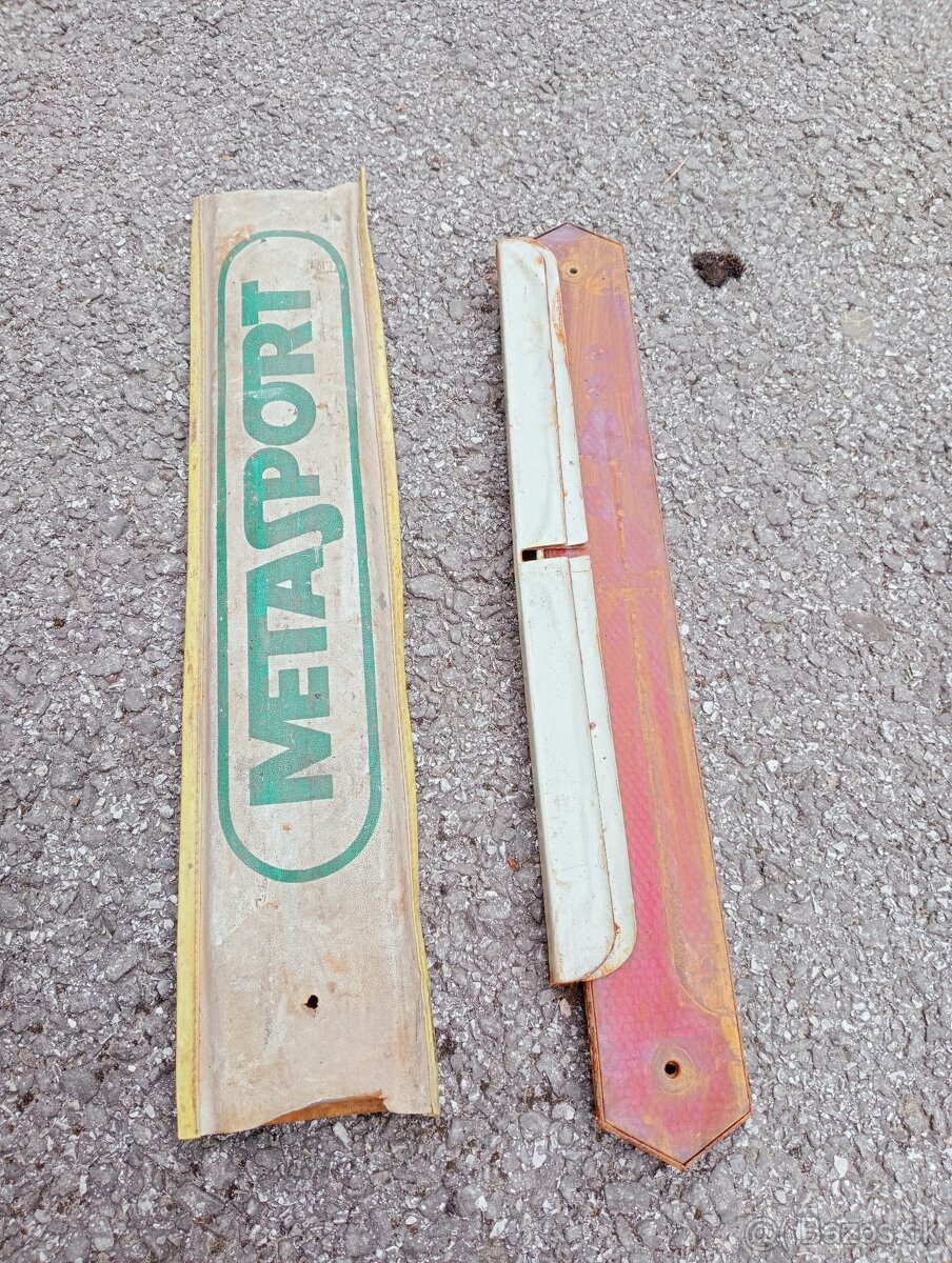 RETRO VYSTRAZNY TROJUHOLNIK