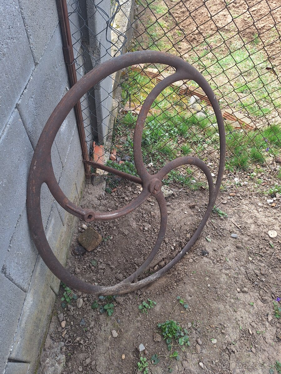 Liatinove koleso na studnu 1