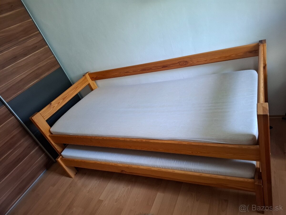 Predám drevenú posteľ s výsuvným lôžkom