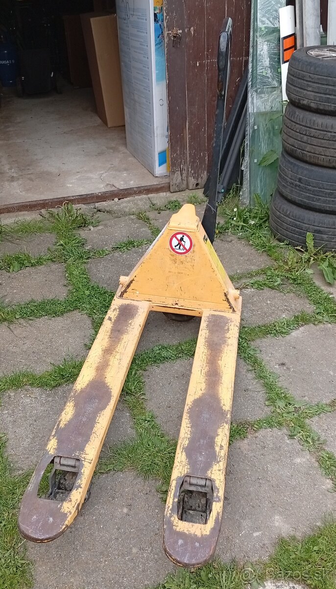 Ručný paletovy vozík.Nosnosť 2,5 tony.
