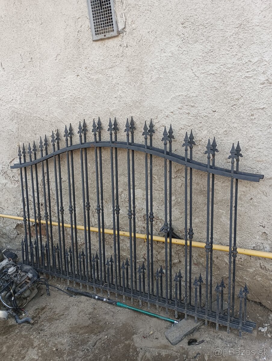 Kovové časti oplotenia