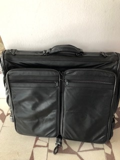 kožený obal - taška na prenášanie panského obleku