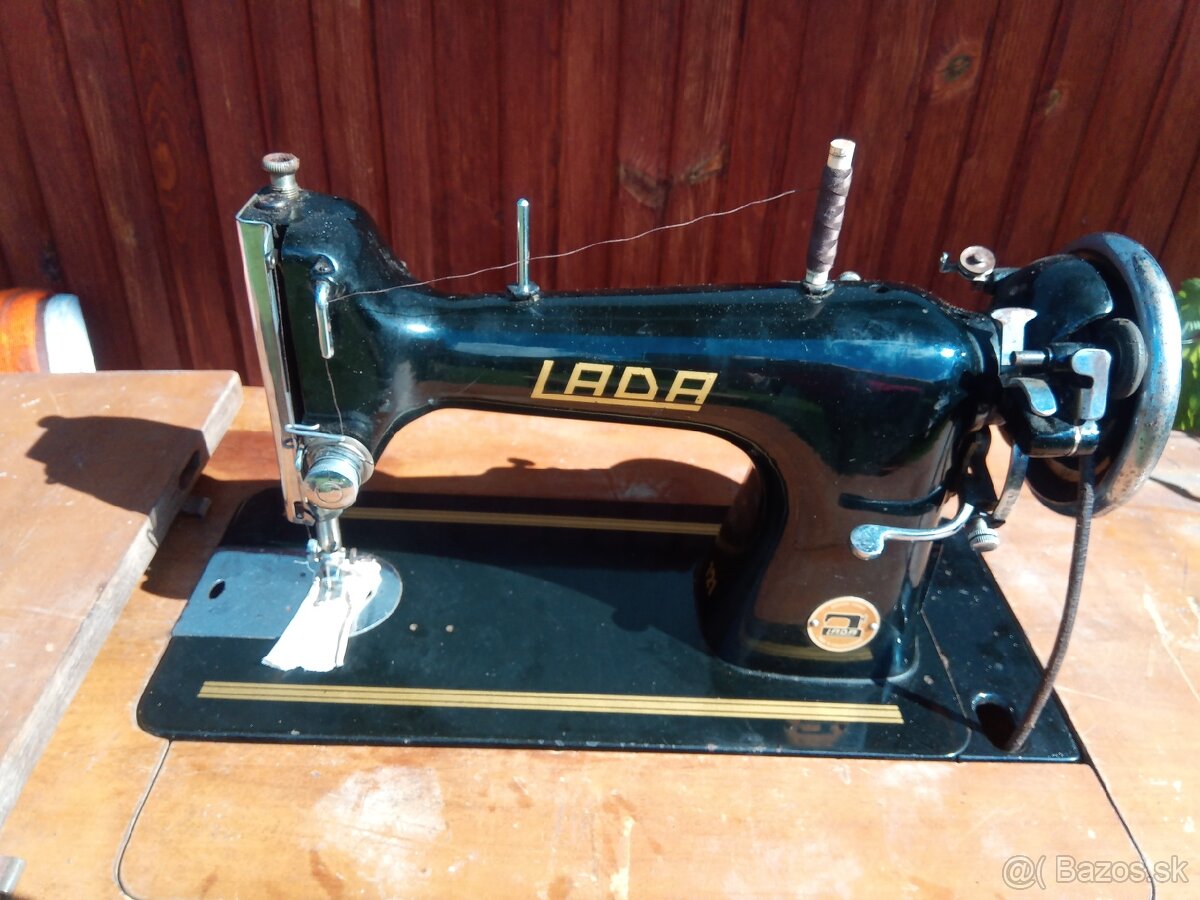 Šijací stroj manualny