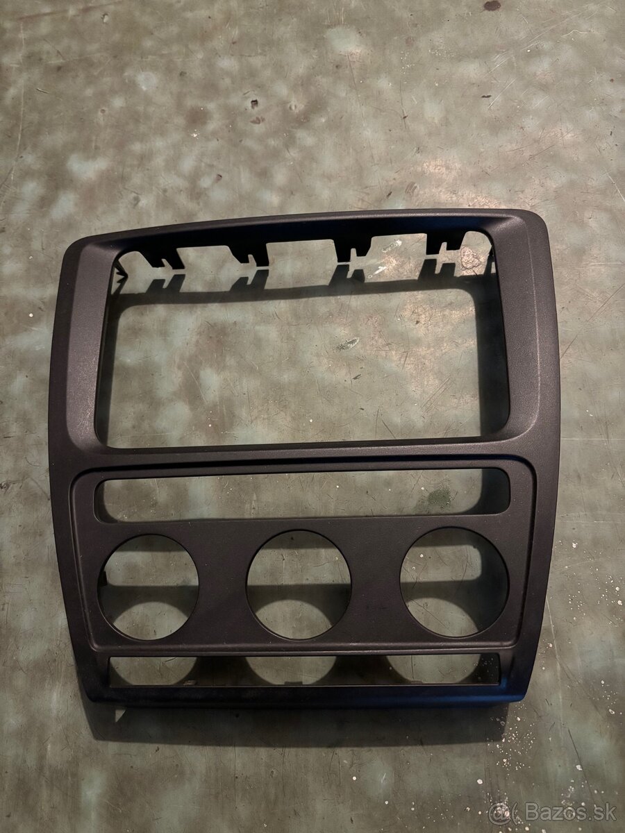 Rámik okolo radia Škoda Octavia 2
