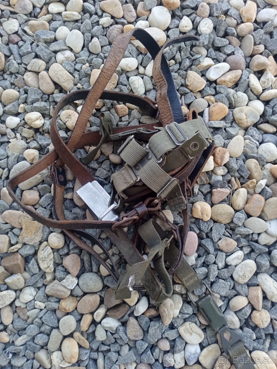 Vojenské remeňe, popruhy... prilby, opasky, fľaše