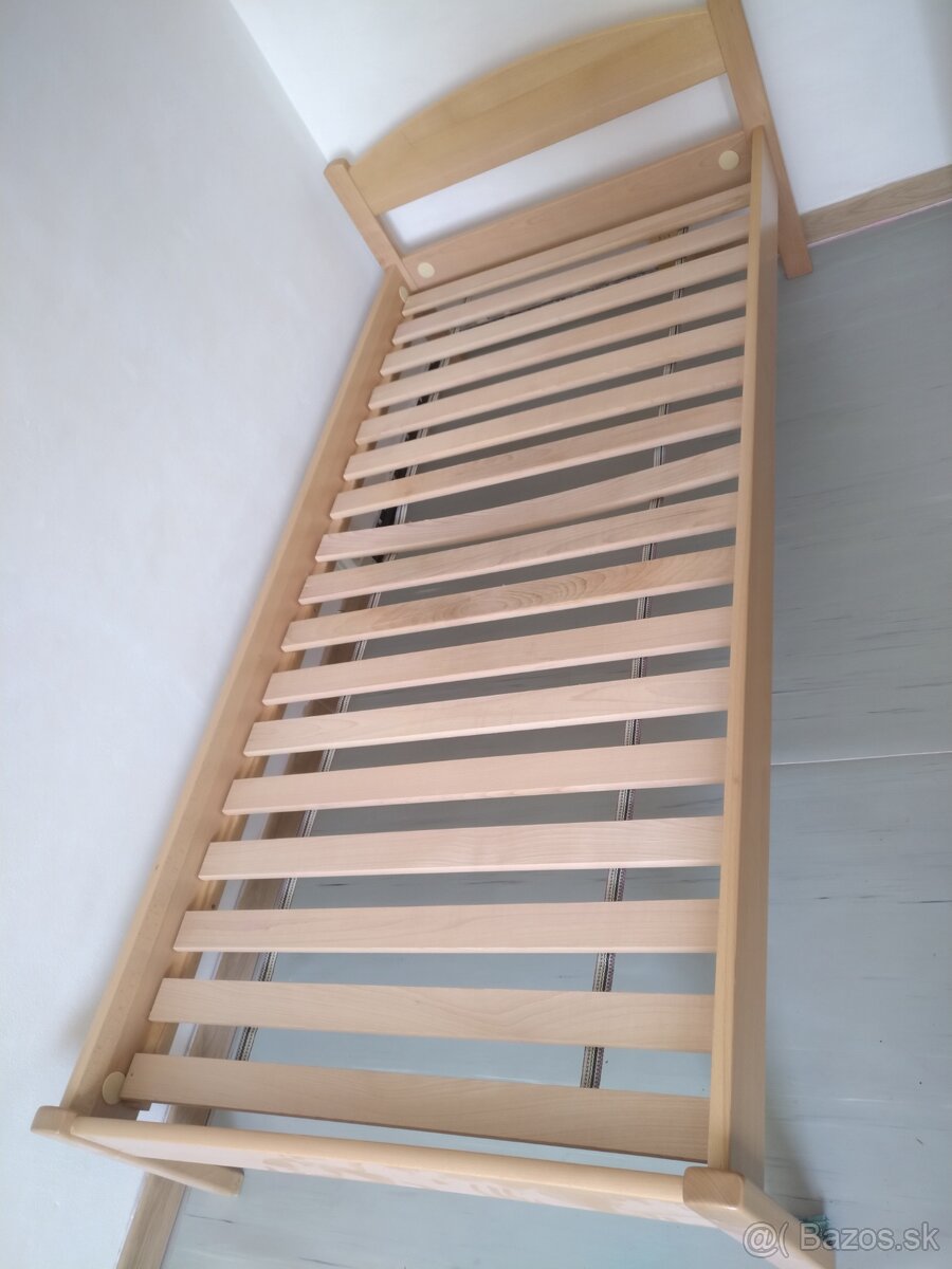 ✔️- Predám kvalitnú bukovu posteľ s roštom200x90