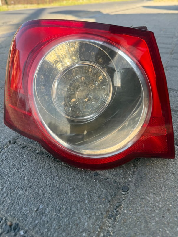 Predam vw b6 zadne lave svetlo sedan