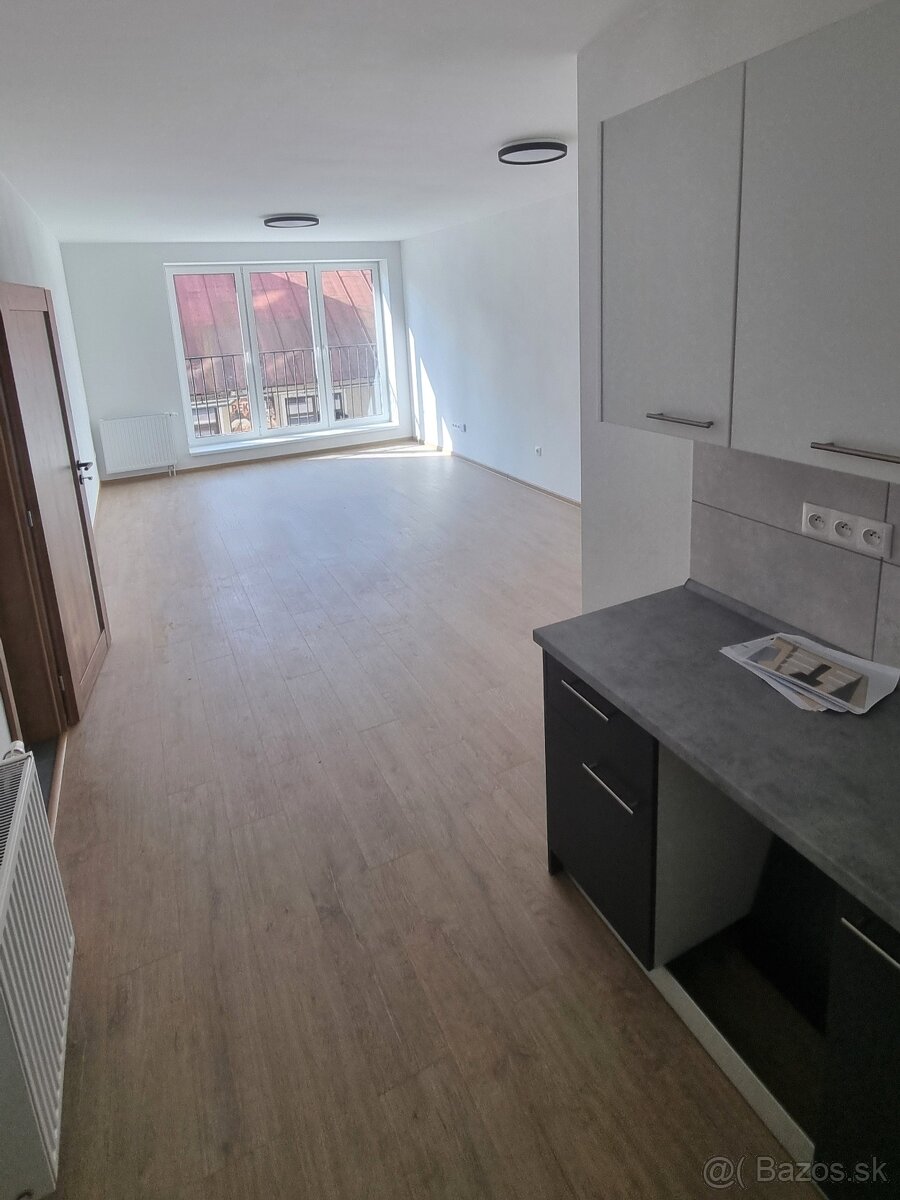 Slnečný 2i byt s pivnicou a parkovaním – centrum Bytča