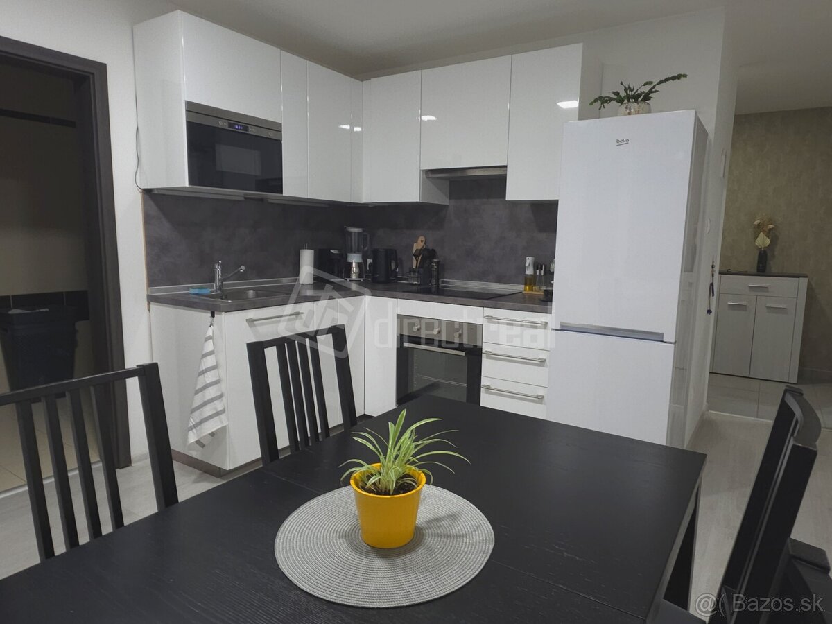 Moderný, zrekonštruovaný, kompletne zariadený byt v …