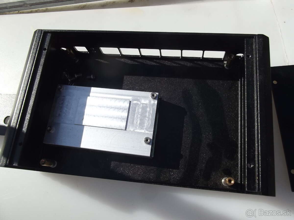 Malá skrinka na minipc