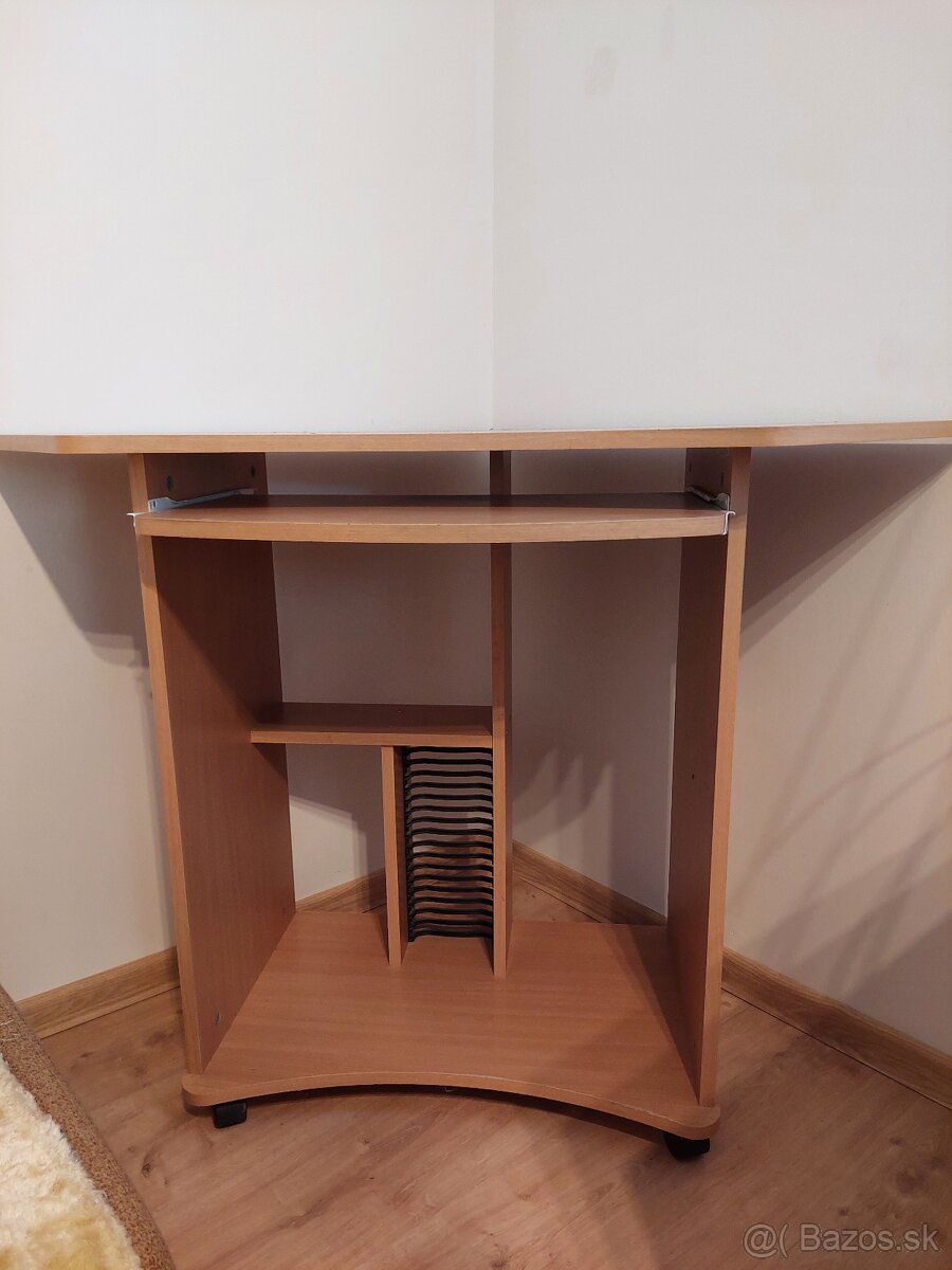 Rohový písací stolík