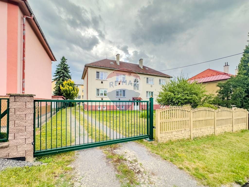 REZERVOVANÉ Na predaj priestranný 2-izbový byt v Banskej Š