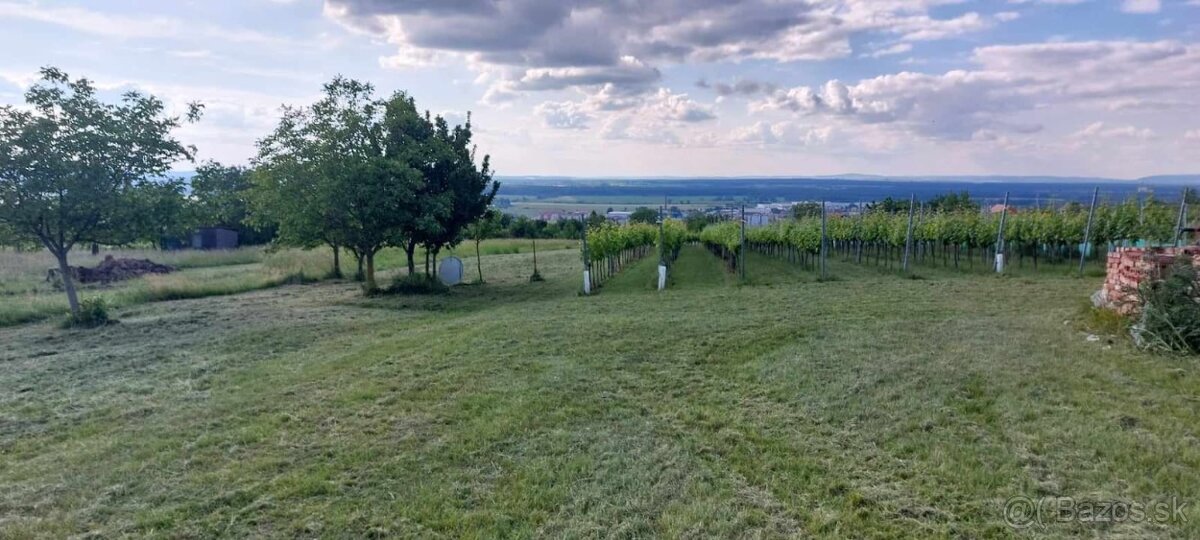Pozemok s garážou a nádherným výhľadom na Skalicu