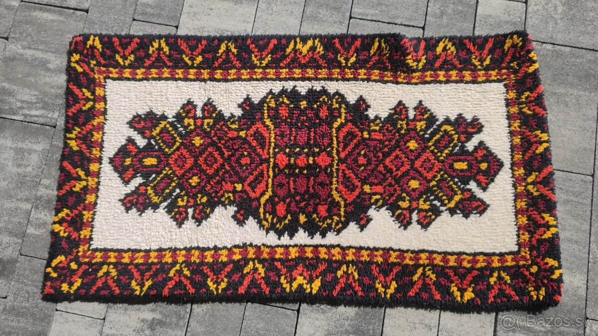 Kobercek 60 x 90 cm Ručne viazaný.