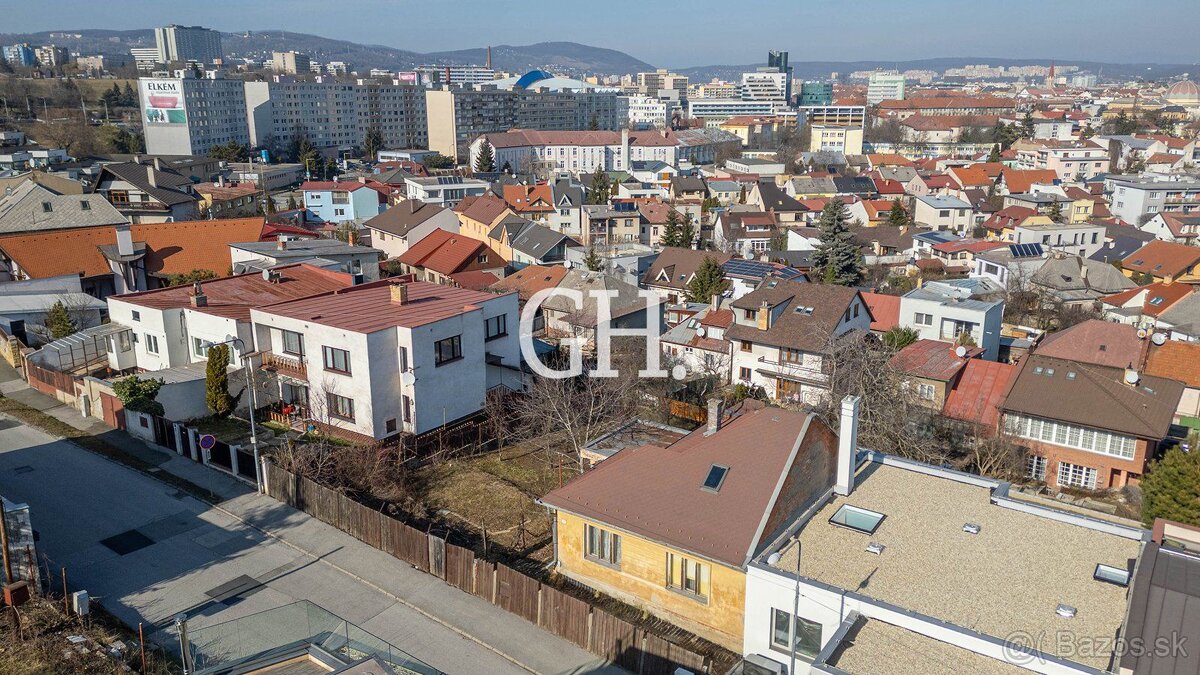 Pozemok pre rodinné bývanie v tichej časti mesta – Slnečná,