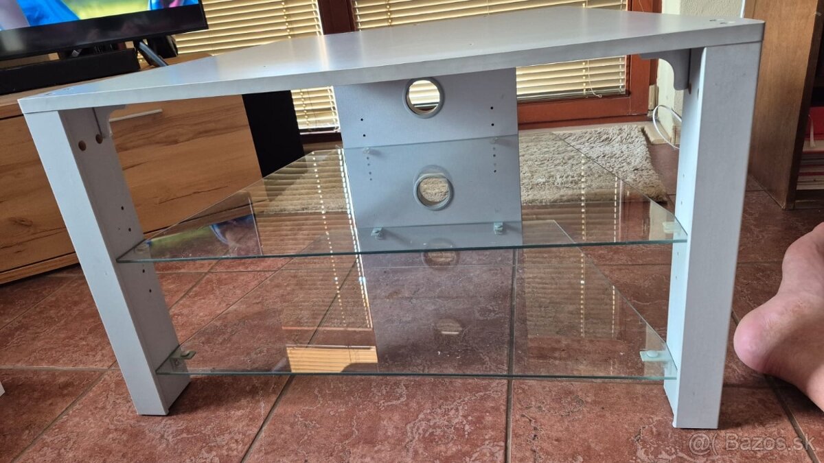 Stôl pod tv