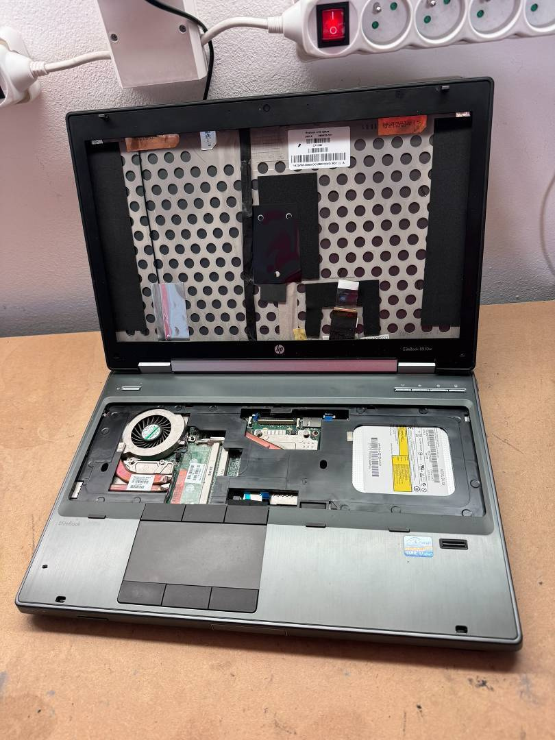 Predám pokazený notebook na náhradné diely zn.HP 8570w