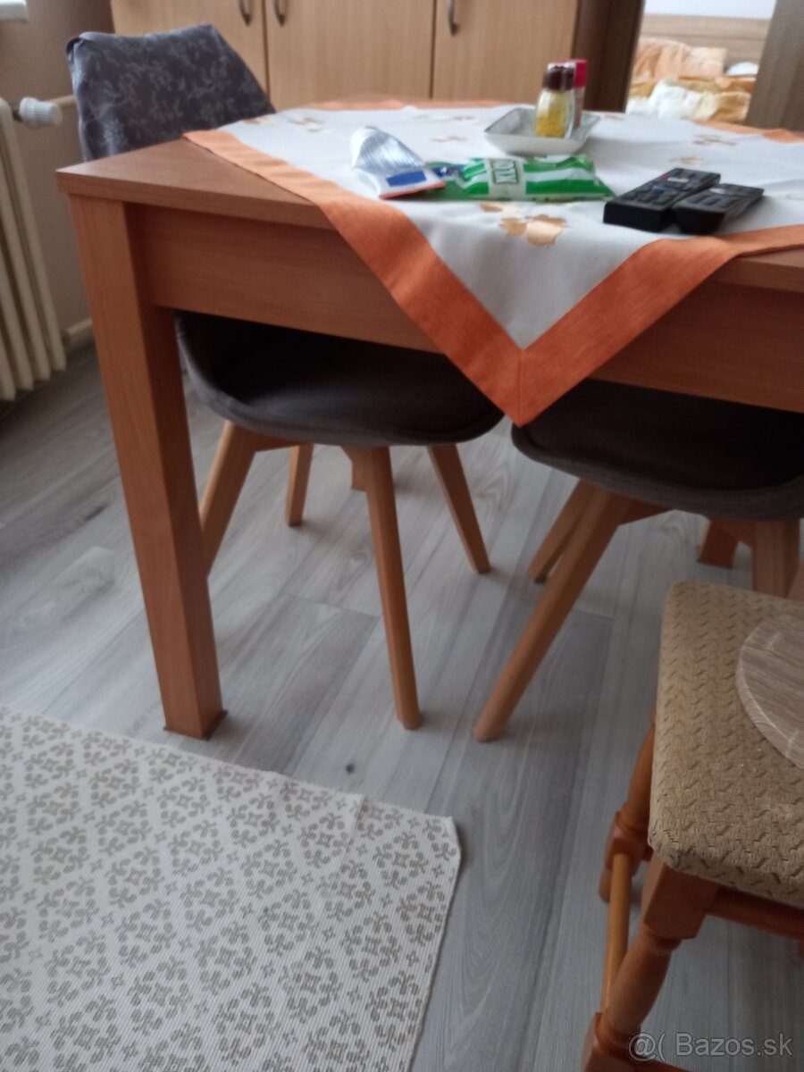 Stôl +2 stoličky