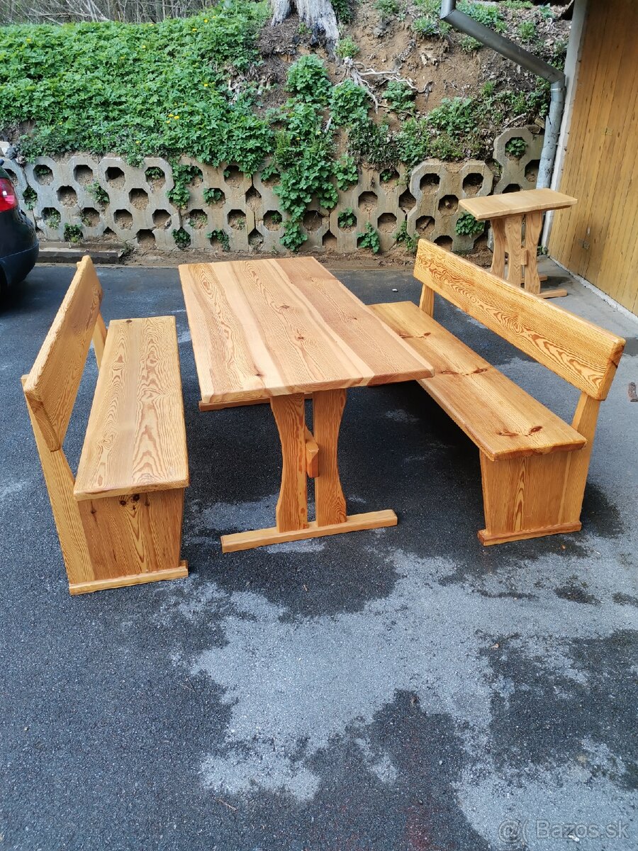 Masívne stoly s lavicami