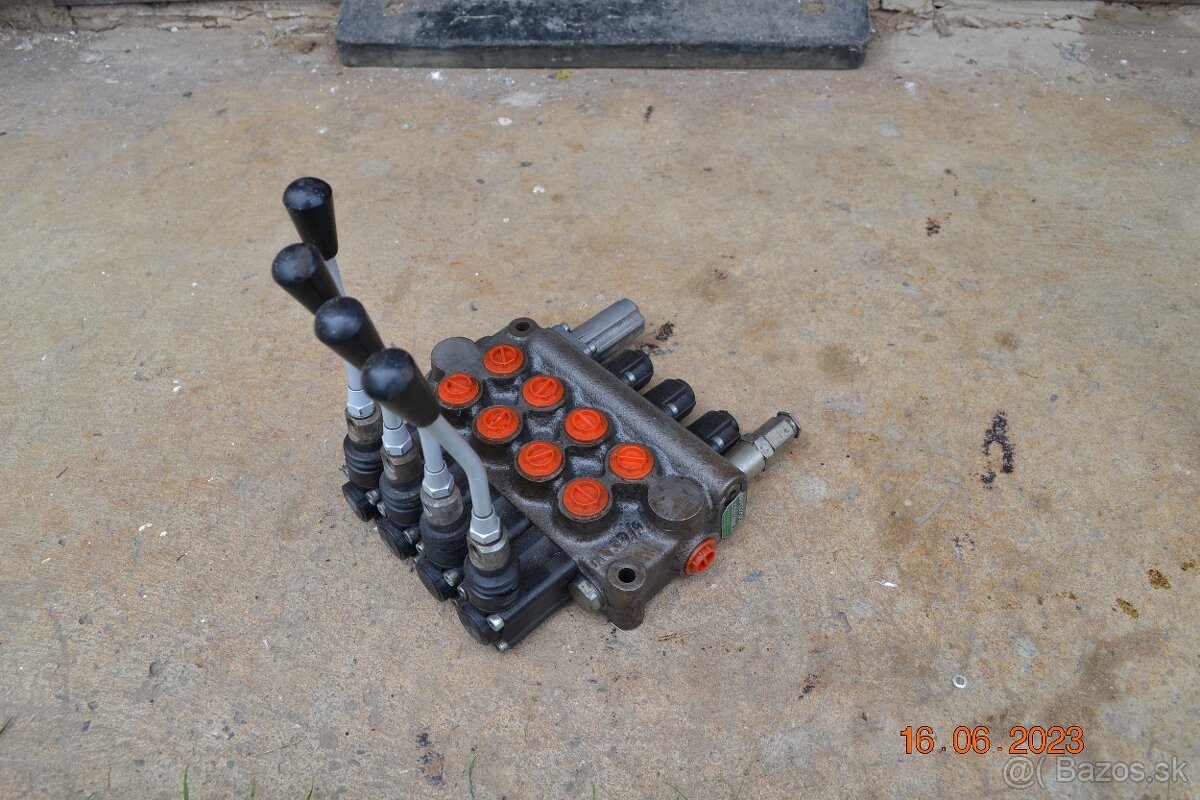 Hydraulický rozvádzač 4 - sekciový
