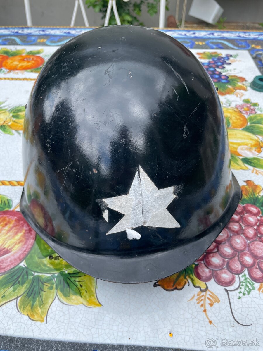Vojenská prilba staršia