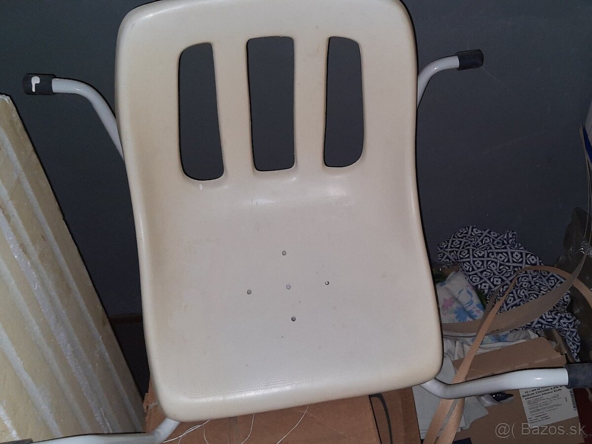 Stolička do vane pre seniorov