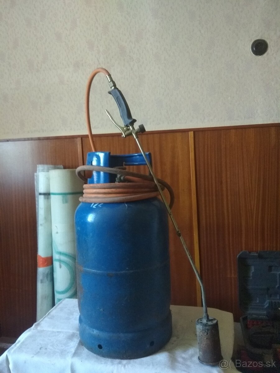 Propán butánová fľaša s hadicou a horákom.