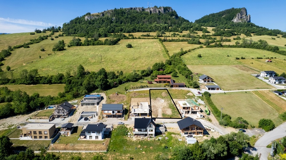 Slnečný stavebný pozemok s nádherným výhľadom vo Vyšnom Kubí