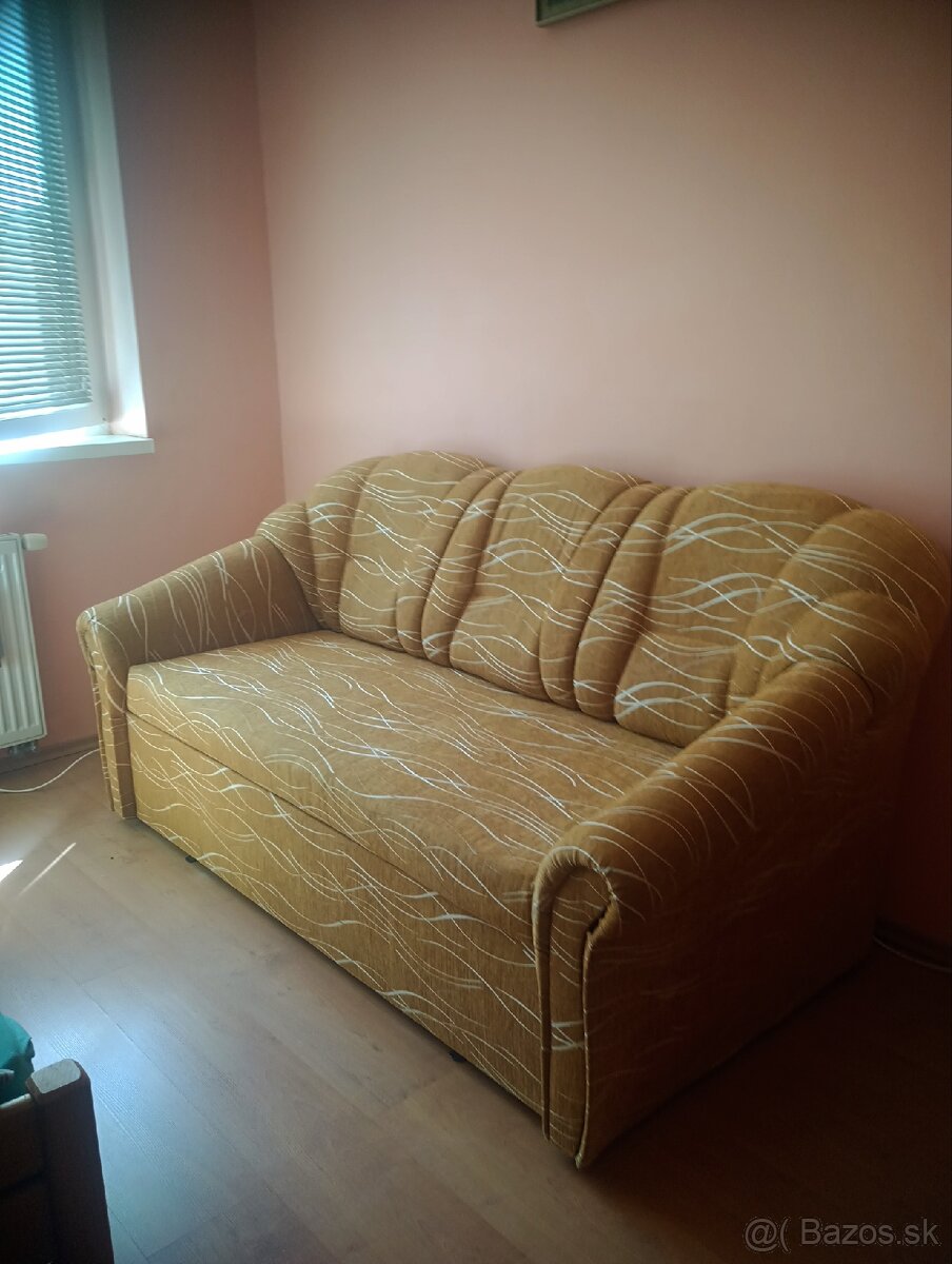 Nepoužívaná rozkladacia trojmiestna sedačka