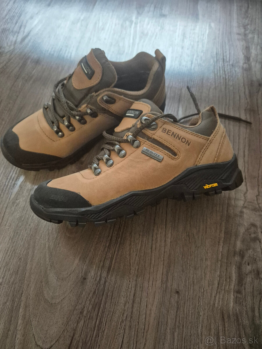 Nepoužitá nízka treková obuv TERENNO