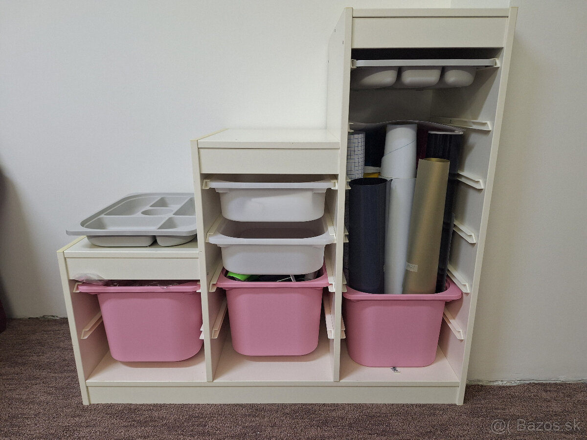 Regalova skrinka s kontajnermi