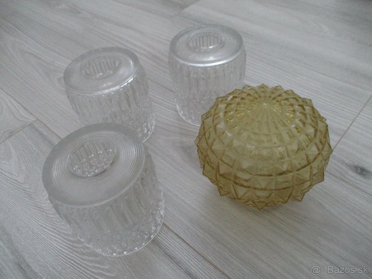 tri tienidlá na luster a jedno tienidlo na lampu