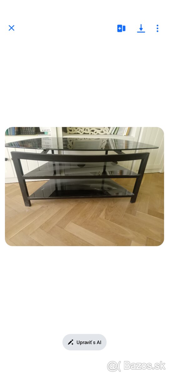 Sklenný stolík pod TV