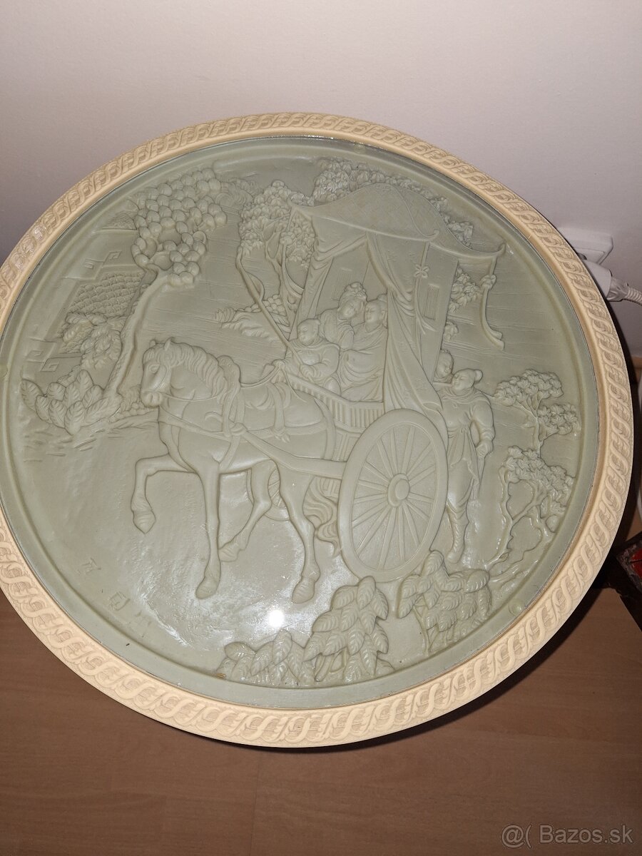 Alabastrový stolík