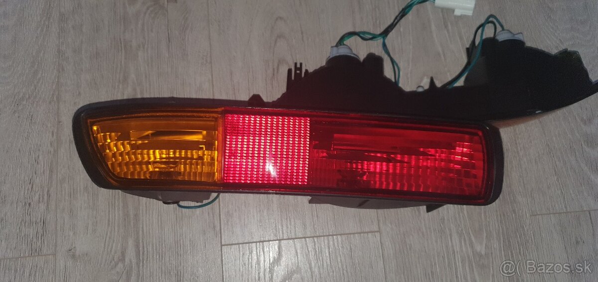 Predam nove zadne svetla na Pajero 3