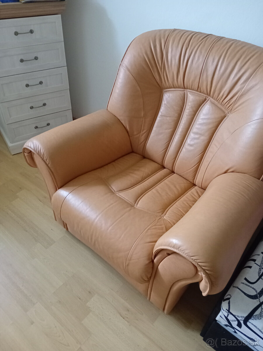 kozene kreslo s taburetkou
