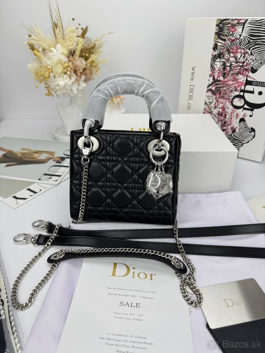 Elegantná čierna mini kabelka so striebornými detailmi