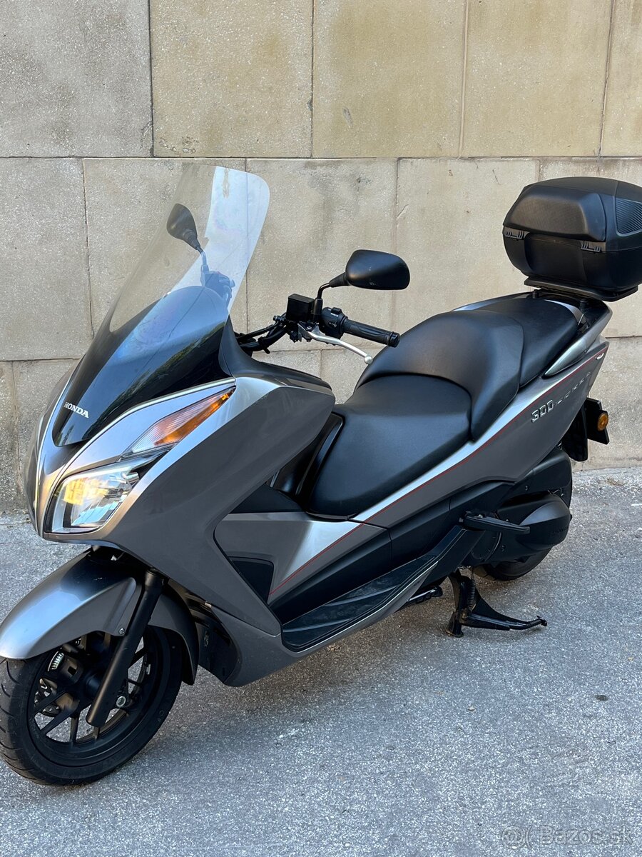 Predam skuter Honda Forza 300