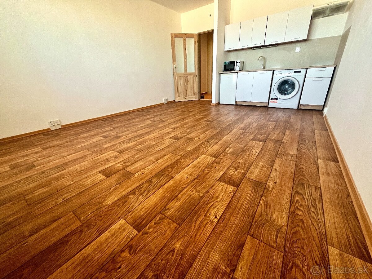 Priestranná garsónka 28m2 - sídlisko KVP