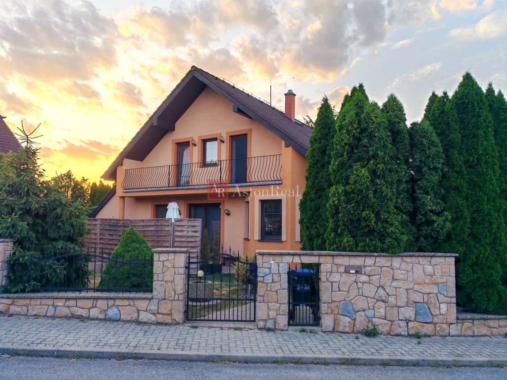 Štýlový dvojgeneračný 5-izb. dom, bazén, Trenčianska Turná