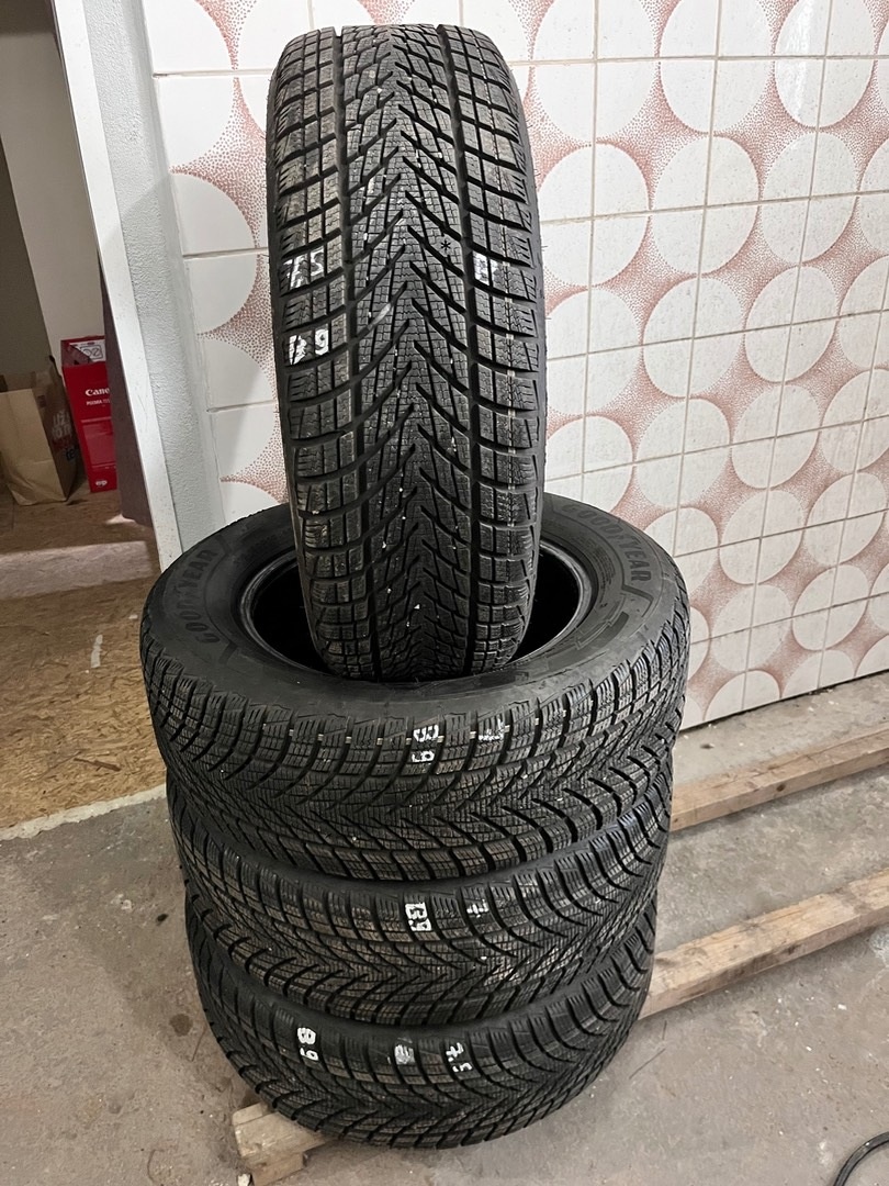215/60 R16 95H zimní GoodYear - zánovní 2024