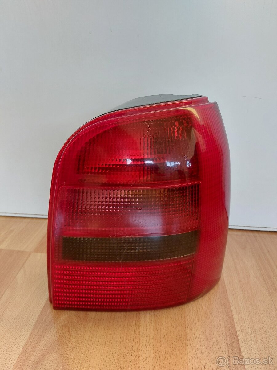 A4 B5 Avant zadné pravé svetlo