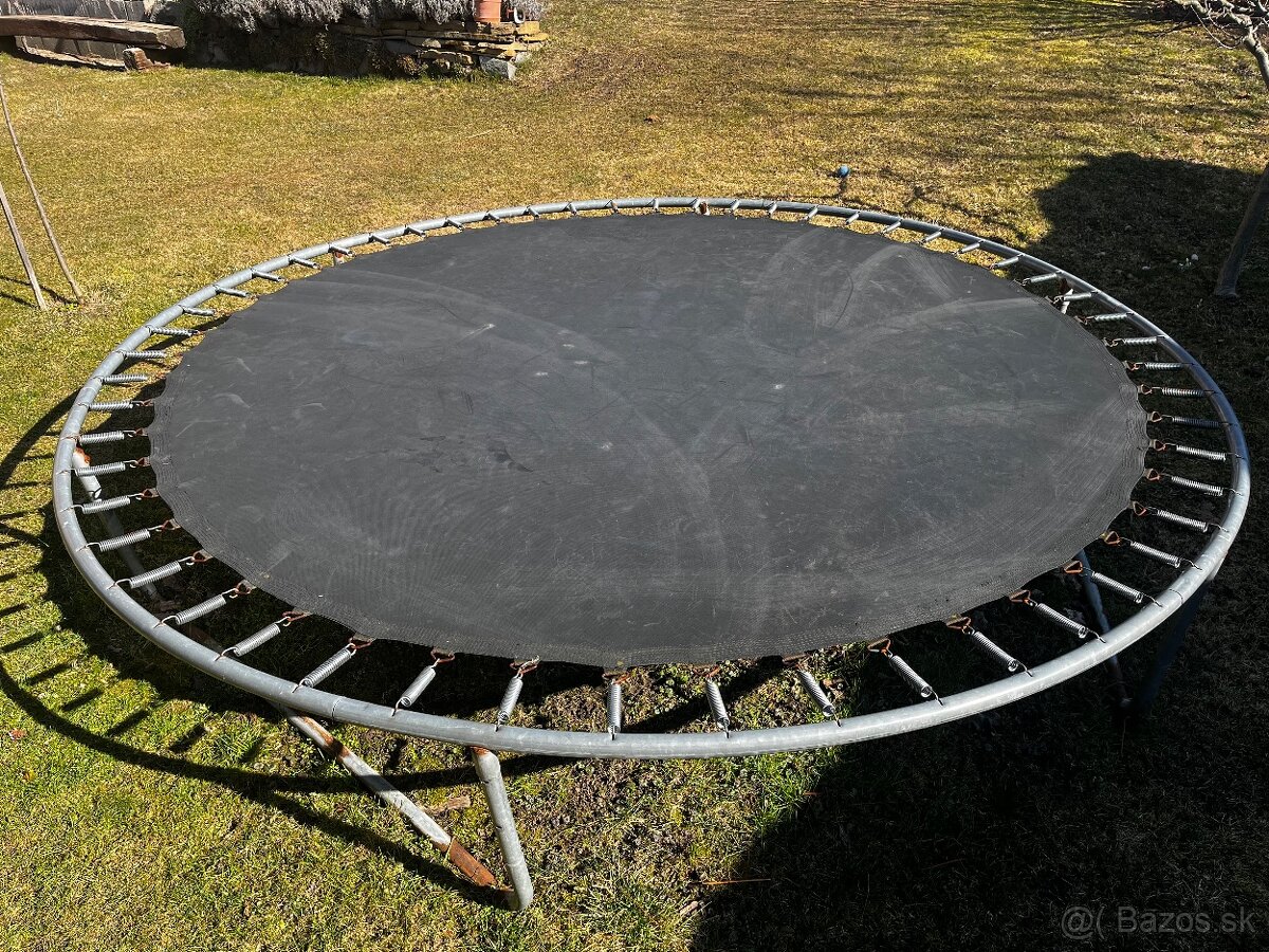 Trampolína