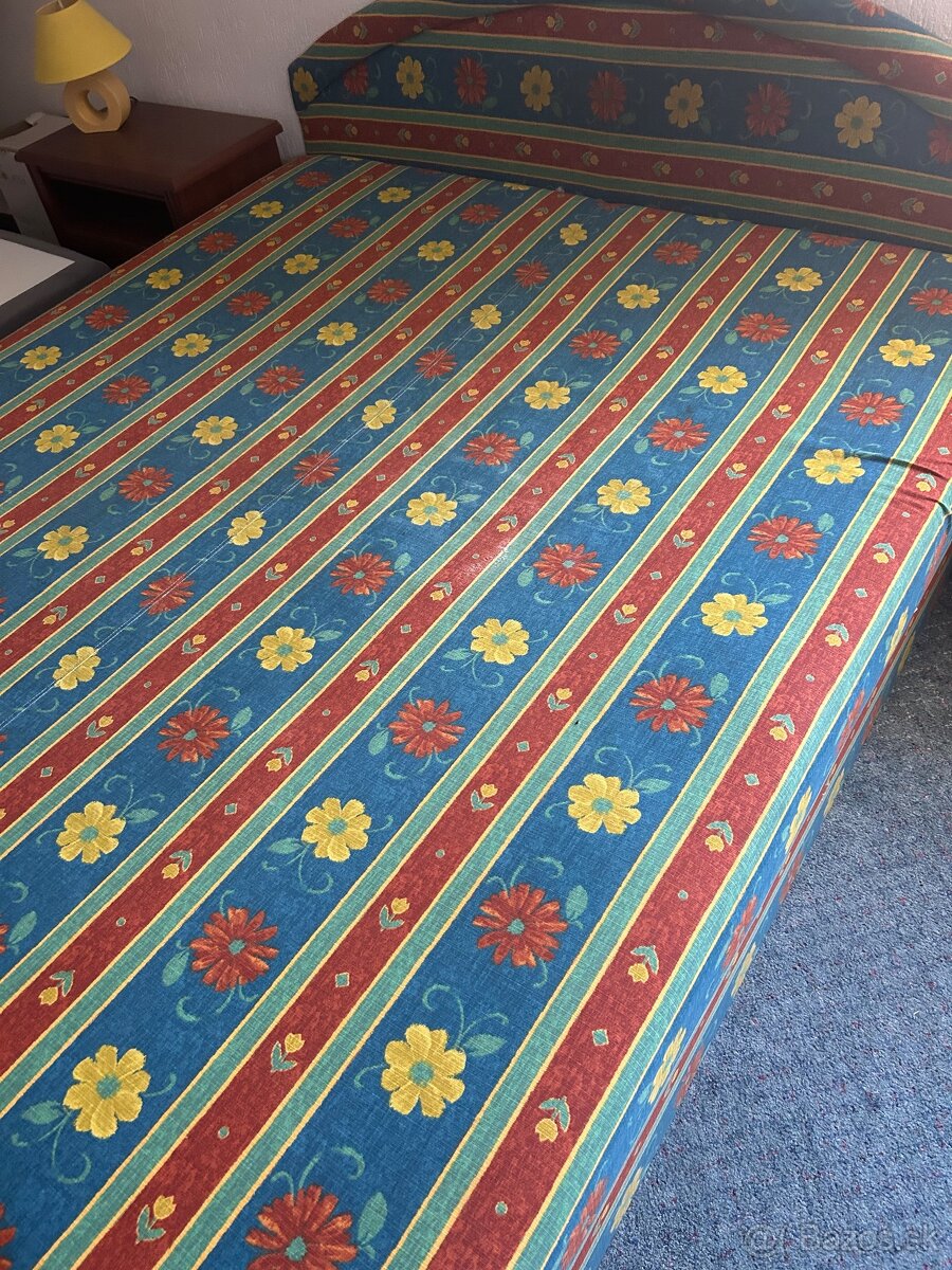 Manželská posteľ s úložným priestorom