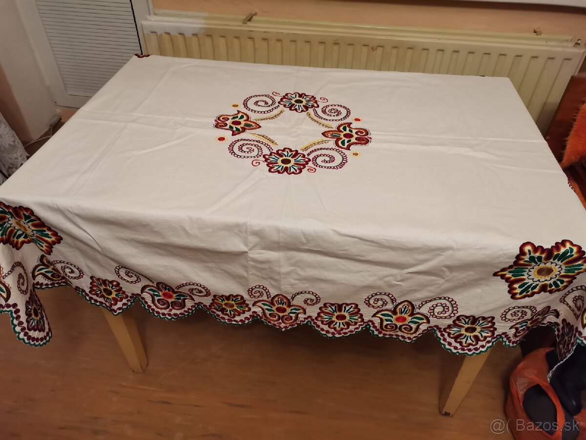 Vyšívaný obrus a prehos na posteľ