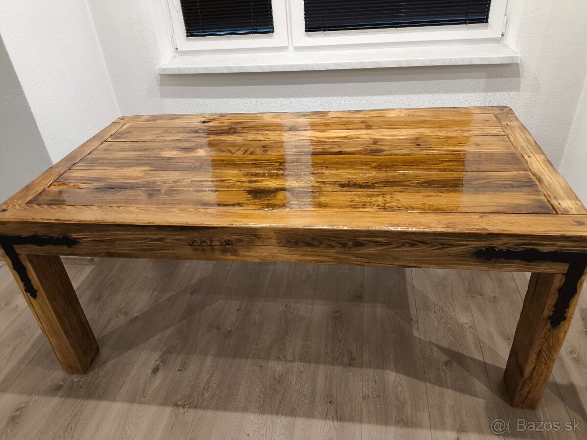 Masívny jedálenský stôl z borovice
