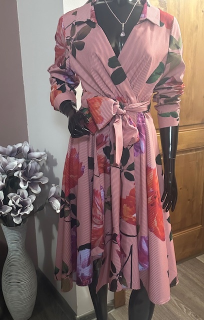 Asymetrické kvetované šaty zn. Chantall 40