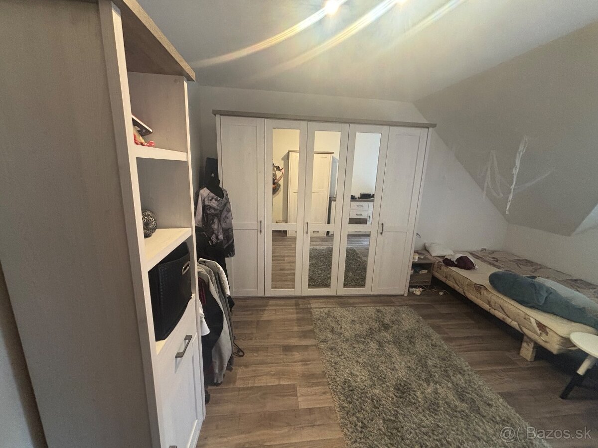 Paravati šatníkova skriňa