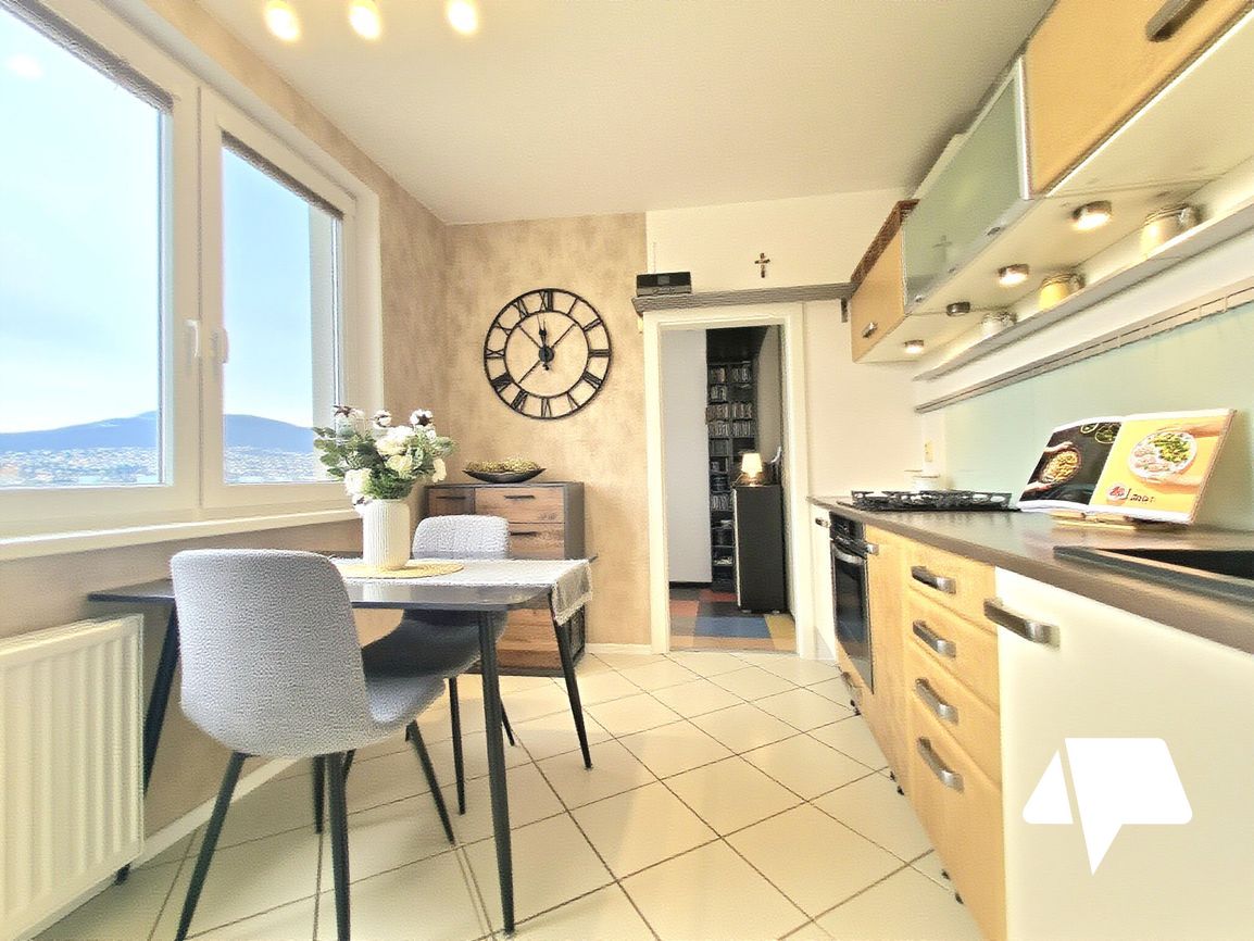 Predaj veľký 3 a pol-izbový byt Nitra- Chrenová, balkón- 77 