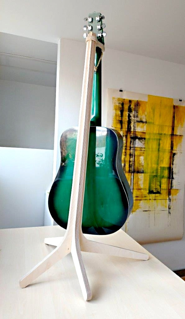 drevený stojan na gitaru